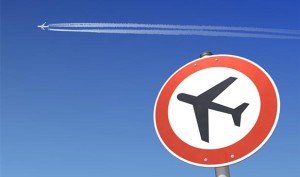 Flugverbot Schild Flugzeug Illustration Verbotsschild Flugverbotszone Abbildung Symbol Verkehrsschild Emission Emissionen CO2 Umweltverschmutzung Flugasche Vulkanausbruch Aschewolke Verkehrsschild Zeichen Verkehrszeichen Himmel Abgase Sicherheit Kondensstreifen Gefahr Luftraum Fluglärm gegen Flugverbotzone Luftfahrt Island Risiko verbieten Grafik abstrakt copyspace Gesetz Umwelt Textfreiraum