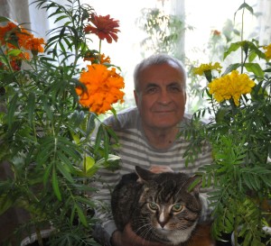 Сергей в цветах с котом DSC_0322