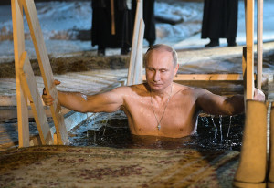 3276771 19.01.2018 19 января 2018. Президент РФ Владимир Путин окунается в иордани во время праздничного купания в православный праздник Крещения Господня в мужском монастыре Нило-Столобенской пустыни на озере Селигер. Алексей Дружинин / РИА Новости