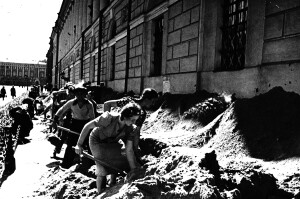 ОАД_РНБ_Засыпка_песком_цоколей_библиотечных_зданий_1941