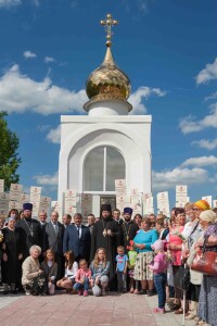 Российская Федерация. Ленинградская область, Волосовский р-н,, Калитинское сельское поселение, дер. Глумицы. Церемония открытия и освящения часовни  иконы Божьей Матери «Неопалимая Купина» в дер. Глумицы на месте расстрела и сожжения 66 мирных жителей 30 окт. 1943 года.