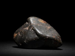 kamennyy_meteorit_hondrit_s_korkoy_zakalki_rossiiya_iz_kollekcii_petrograficheskogo_muzeya_spbgu