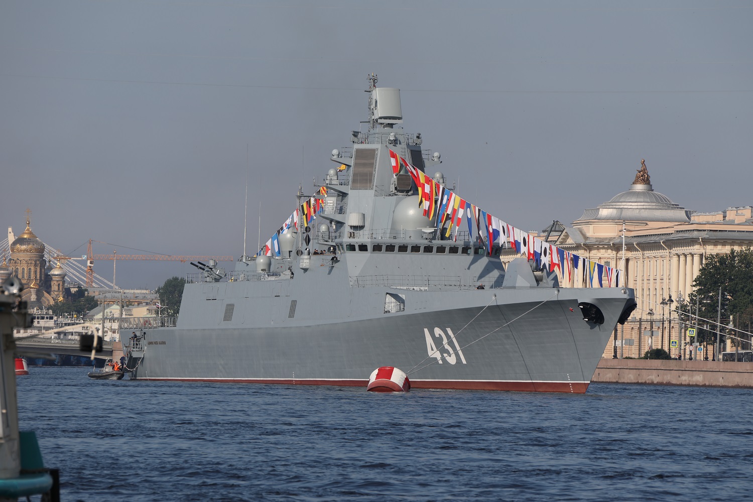 Фрегат Адмирал флота Касатонов на Неве